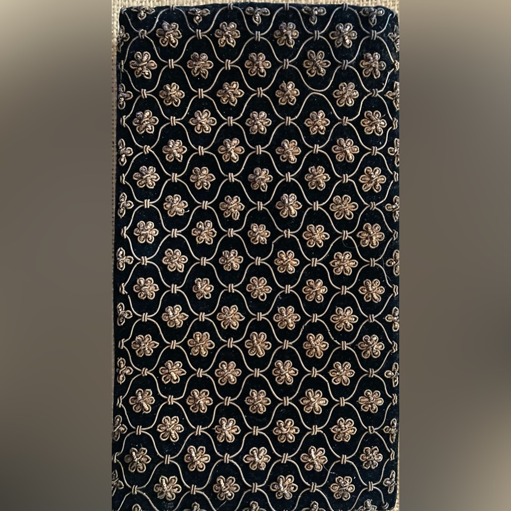 Vintage 1940s/1950s made in India velvet clutch.